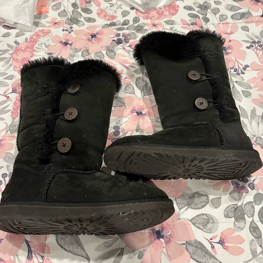 Black Ugg boots. Size 4 kids! I am a size 6 women and they fit.